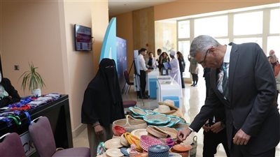 محافظ أسوان يتفقد معرض المشغولات اليدوية والمنتجات البيئية على هامش منتدى السلام والتنمية المستدامين
