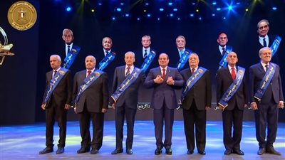 السيسي لأبطال حرب أكتوبر: ماكنتش موجود معاكم في الحرب اسمحولي اتصور معاكم