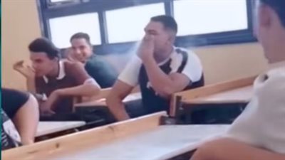 على طريقة مدرسة المشاغبين.. شاب يدخن السجائر خلال الحصة أمام معلمته بالمدرسة