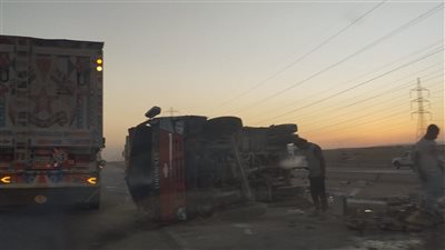 انقلاب سيارة نقل محملة بكيماويات بطريق السويس – العين السخنة.. وإصابة السائق