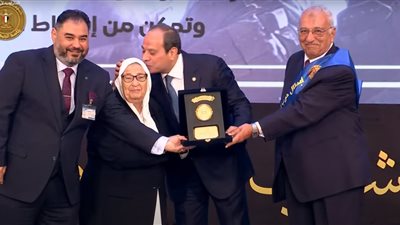 جزء مني وفخورة بي.. أول تعليق من أحد أبطال أكتوبر بعد تكريم الرئيس له وتقبيل رأس زوجته 