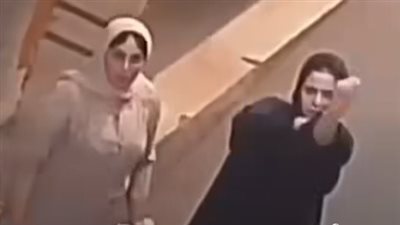 إيحاءات وإشارات مخلة.. الأمن يفحص تعدي سيدتين على أخرى بالألفاظ النابية أمام منزلها 