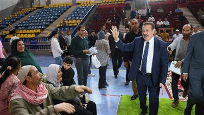 محافظ المنوفية يلتقي 155 حالة من الأسر الأولى بالرعاية ويسلم مساعدات بقيمة 1.25 مليون جنيه