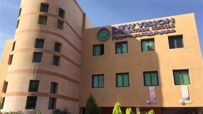 ولي أمر يدهس طالبا بمدرسة نيو فيجن ووالده.. والإدارة: الواقعة كانت خارج المدرسة