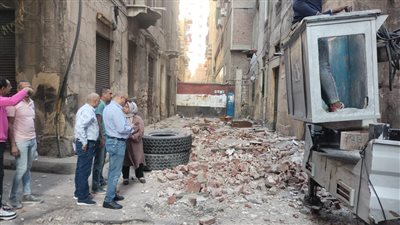 حفاظا على أرواح المارة.. إزالة الأجزاء الخطرة من عقار في الإسكندرية