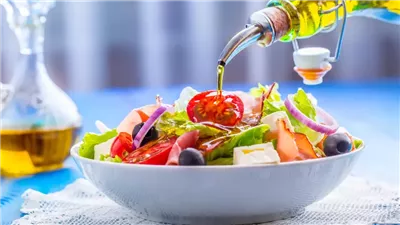 طبيب يحذر: مكون شائع في الوجبات السريعة قد يكون القاتل الصامت في نظامنا الغذائي