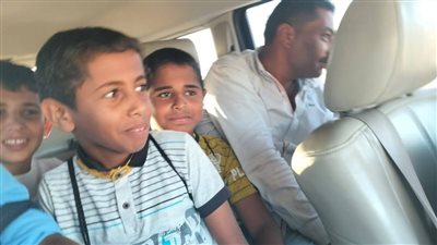 محافظ شمال سيناء يصطحب مجموعة من الصغار إلى الشيخ زويد خلال توجهه إلى معبر رفح