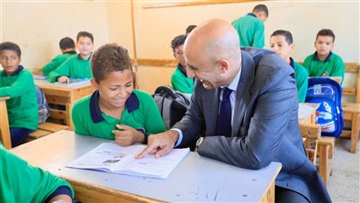 وزير التعليم يتفقد 9 مدارس بسوهاج.. ويطلع على كتب التقييمات وسجلات الدرجات الخاصة بالمعلمين