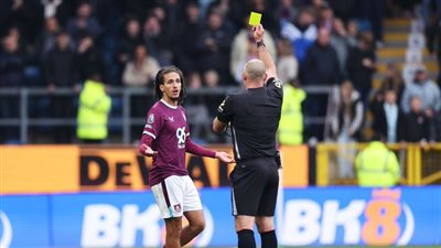 الشرطة تحقق في مزاعم بصق حنبعل المجبري لاعب بيرنلي على جماهير ليدز