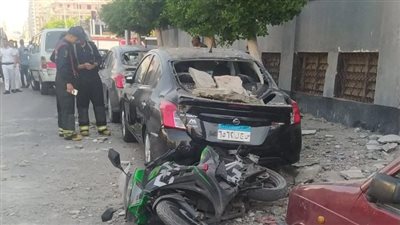 انهيار جزئي بسور نادي السلاح بالإسكندرية يتسبب في تضرر سيارتين ودراجة نارية|صور