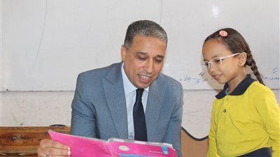 إنهاء التعاقد مع معلم حصة بالجيزة لتقصيره في أداء مهامه والتوجيه بصرف مستحقاته فورًا