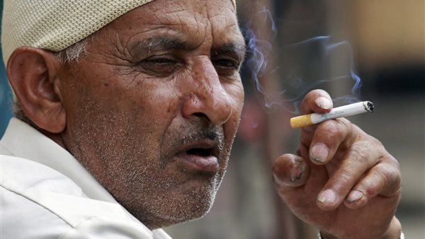 رجل يدخن سيجارة -
