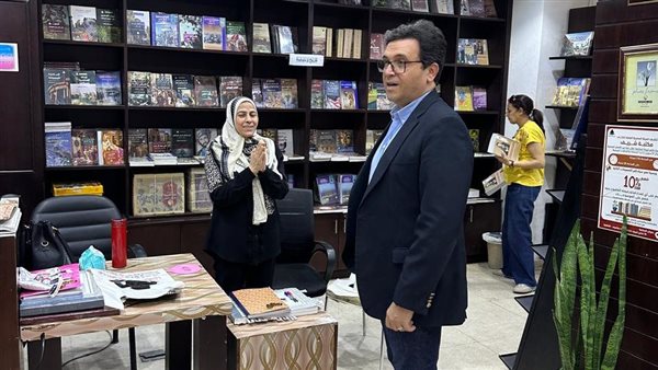 الوزير يتفقد مكتبة