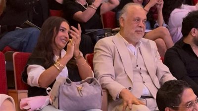 أشرف زكي وروجينا يحتفلان بابنتهما مريم بعد مشاركتها في عرض 