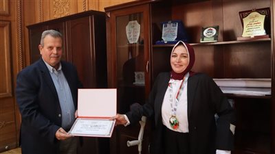 رئيس هيئة السكة الحديد يكرم اللاعبة فوزية إبراهيم حسين بطلة العالم في مصارعة الذراعين │ صور