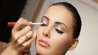 تقارير طبية تحذر: المكياج والعدسات اللاصقة ربما يهددان صحة عينيكِ