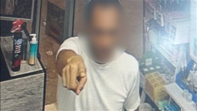 ضبط شاب متهم بسرقة المحال التجارية وخداع أصحابها بحجج وهمية في السويس