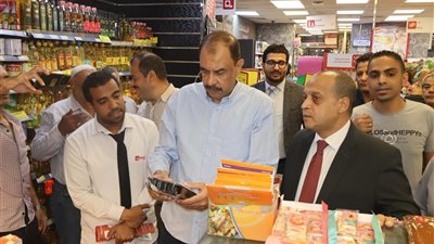 محافظ سوهاج والغرفة التجارية يتابعان ضبط الأسعار بالأسواق والمحال التجارية