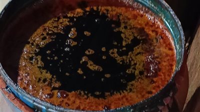 بيصنعوا ميكروكروم تحت بير السلم.. ضبط 4 أطنان مستلزمات إنتاج و74 ألف عبوة داخل مصنع مخالف بالمنوفية