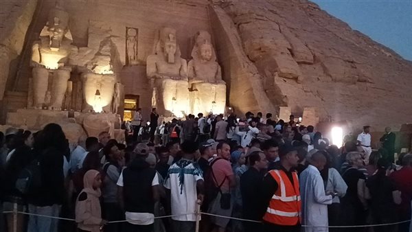 السائحون يتوافدون