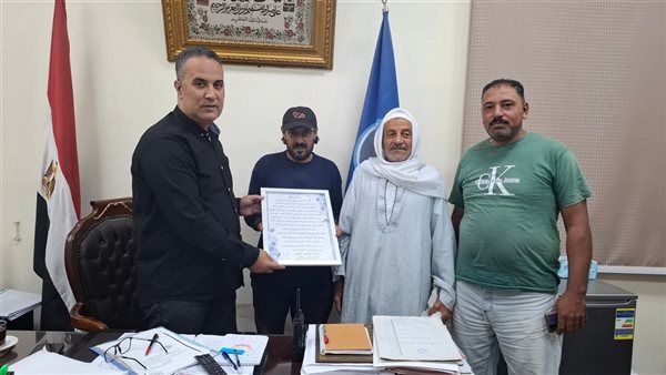 تكريم عامل نظافة