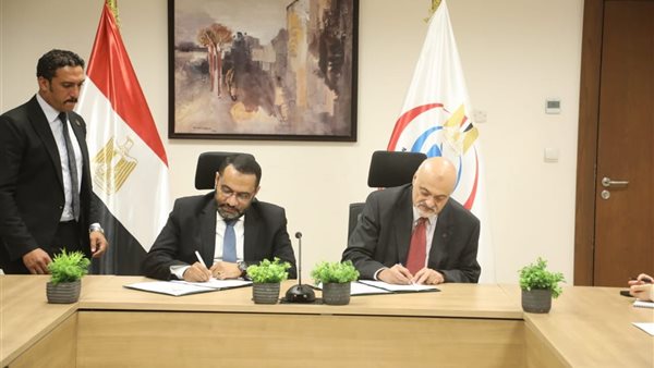 جانب من التوقيع 