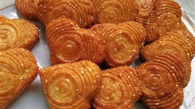 بالسمسم على شكل قلب.. طريقة عمل صوابع زينب مكتوبة بوصفة جديدة