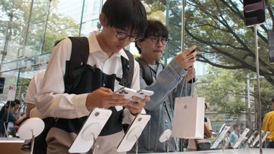 أطباء العمود الفقري يحذرون من الآلام المزمنة في الرقبة المرتبطة باستخدام الهواتف الذكية للشباب