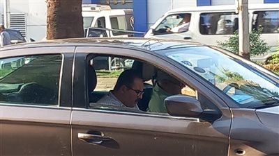 والد البلوجر هدير عبد الرازق يساندها من أمام قسم شرطة الطالبية