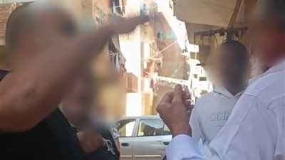 ابنة المسن المعتدى عليه أسفل عقار بالسويس: صاحب البيت ضرب أبويا قلمين قدامي وهو مريض قلب وكلى وصرع