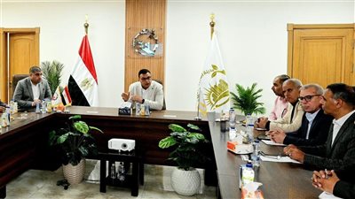 وزير الإسكان يعقد اجتماعًا بمقر جهاز مدينة العبور الجديدة لمتابعة الموقف التنفيذي لعدد من المشروعات