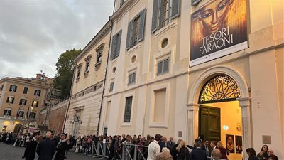 بعد يوم من افتتاحه في روما.. توافد آلاف الزائرين على معرض كنوز الفراعنة