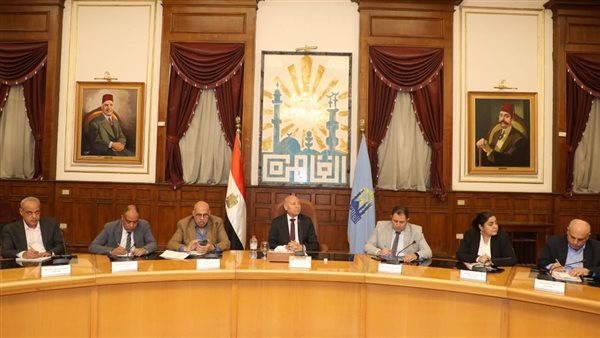 جانب من اجتماع محافظ