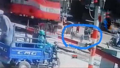 العناية الإلهية تنقذ طفلين من الموت أسفل عجلات القطار بمزلقان الشغب بالأقصر