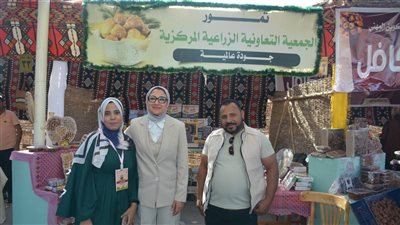 مشغولات يدوية ونباتات.. نائب محافظ الوادي الجديد تتفقد أجنحة المعرض الزراعي ومعروضات المشاركين
