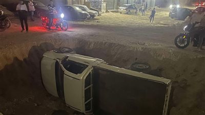 للمرة الثانية وفي نفس المكان.. سقوط سيارة نقل بحفرة أسفل نزلة المنشية العكسي بالهرم