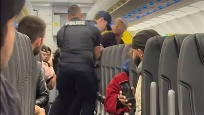 عصبية وثرثارة.. القبض على راكبة أمريكية داخل طائرة بتهمة إزعاج الركاب