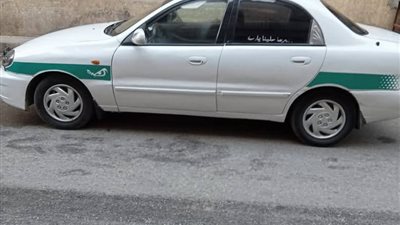 تحطم زجاج سيارة تاكسي بسبب سقوط لوحة إعلانات مرشح لمجلس النواب بالفيوم