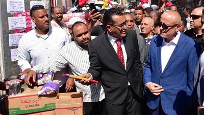 محافظ الأقصر يفتتح سوق اليوم الواحد بإسنا.. وتخفيضات تصل إلى 40% لتخفيف الأعباء عن المواطنين