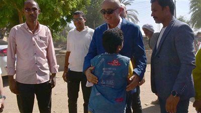 محافظ الأقصر يفي بوعده للطفل الشاذلي ويسلم أسرته منزلا جديدا بقرية المساوية