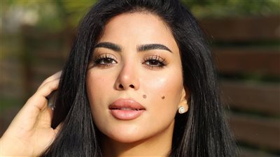 كارولين عزمي    