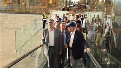 محافظ الجيزة ومستشار رئيس الجمهورية يتفقدان قاعات العرض ومناطق استقبال الزوار بالمتحف المصري الكبير 