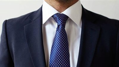 طريقة ربط الكرافتة خطوة بخطوة.. 3 عقد مختلفة