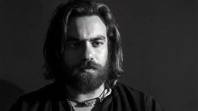 هل من مشتري؟.. علي رؤوف يعرض سيارته المحطمة للبيع بعد تعرضه لحادث سير