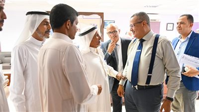 محافظ جنوب سيناء يعقد لقاءً موسعًا مع مشايخ وبدو خليج السويس بأبو رديس