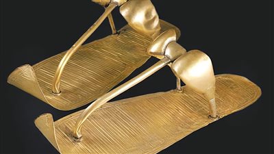 الصنادل الذهبية لتوت عنخ آمون.. رمزية الملك وإشراقة التاريخ في المتحف المصري الكبير | صور