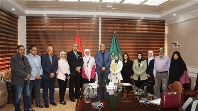 محافظ القليوبية يكرم الطالبتين بسملة وتغريد بعد فوزهما في تحدي القراءة العربي