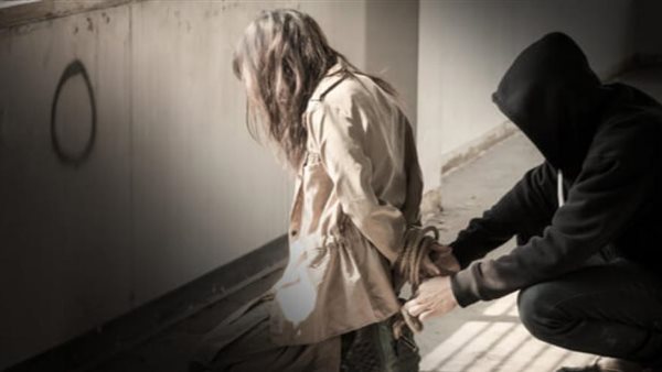 شاب يقيد فتاة-أرشيفية