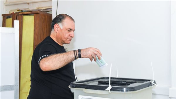 أحد الناخبين خلال