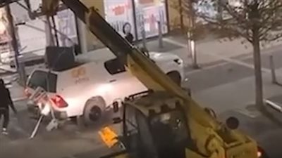 على طريقة أفلام هوليوود.. عصابة تسرق صرافا آليا برافعة ضخمة في إنجلترا